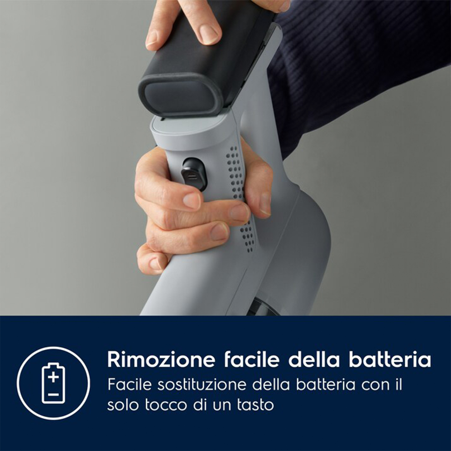Una mano rimuove una batteria da un aspirapolvere Electrolux grigio, con testo sulla facile rimozione della batteria.