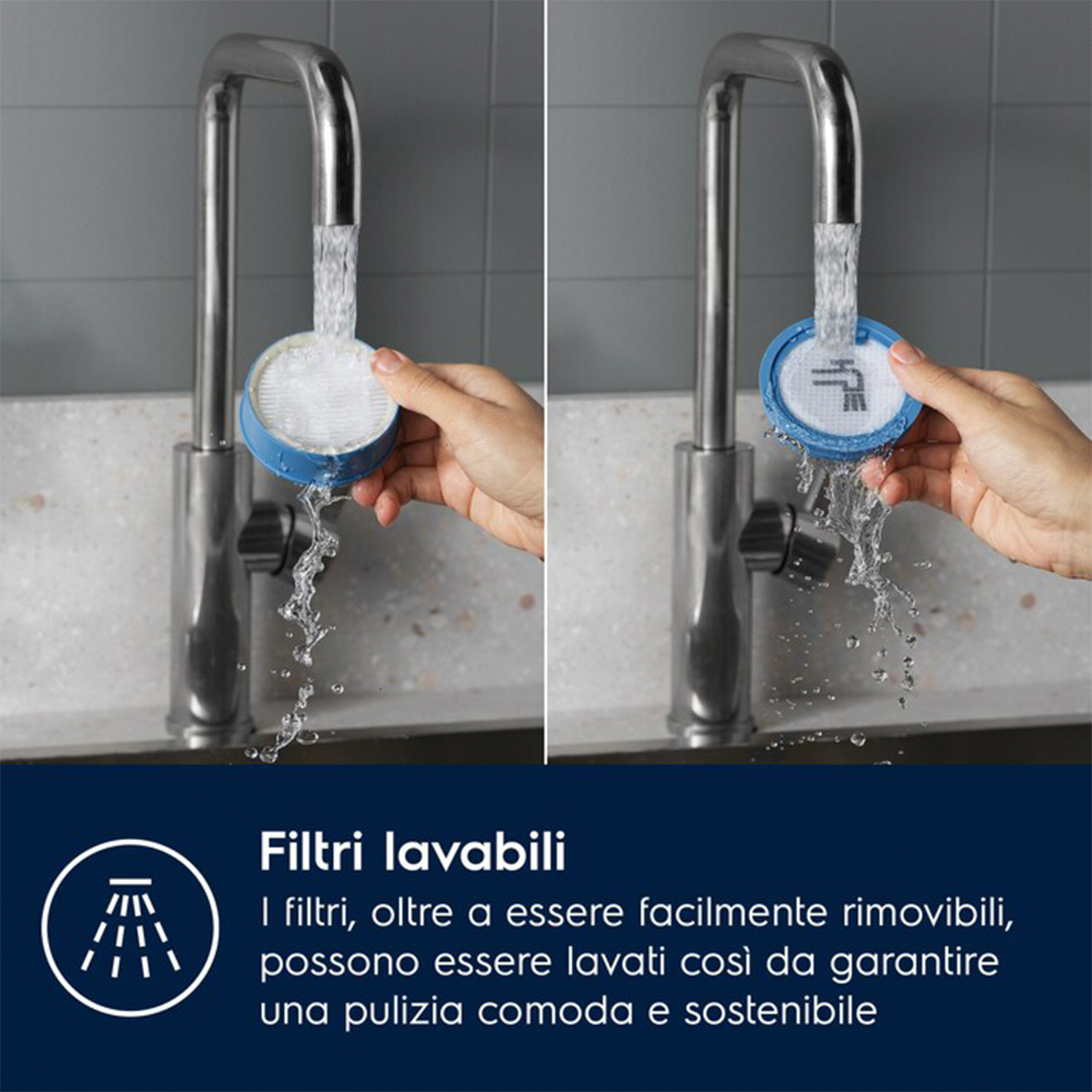 Le mani di una persona tengono un filtro blu sotto un rubinetto. L'acqua scorre, mostrando il processo di pulizia del filtro.