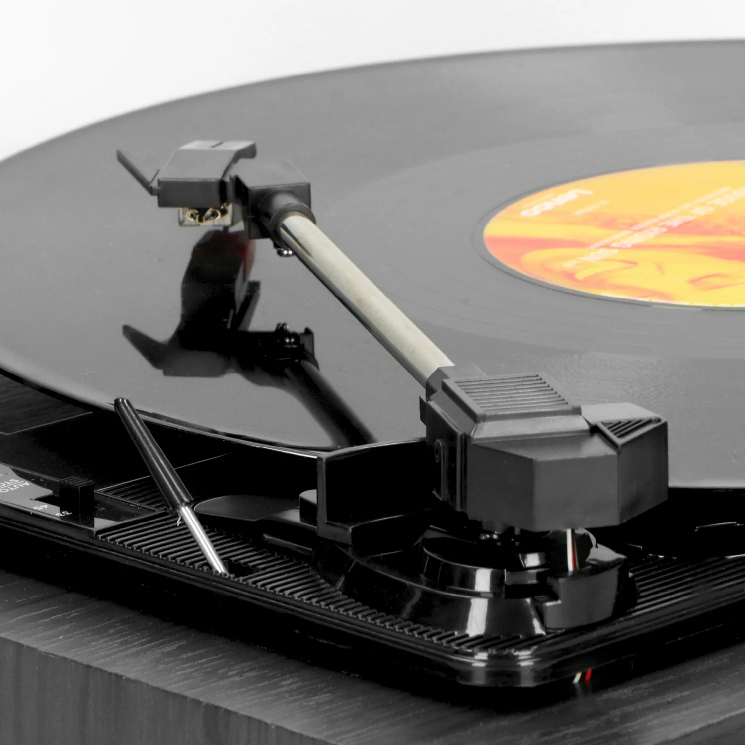 Primo piano di un giradischi con un disco in vinile nero.
