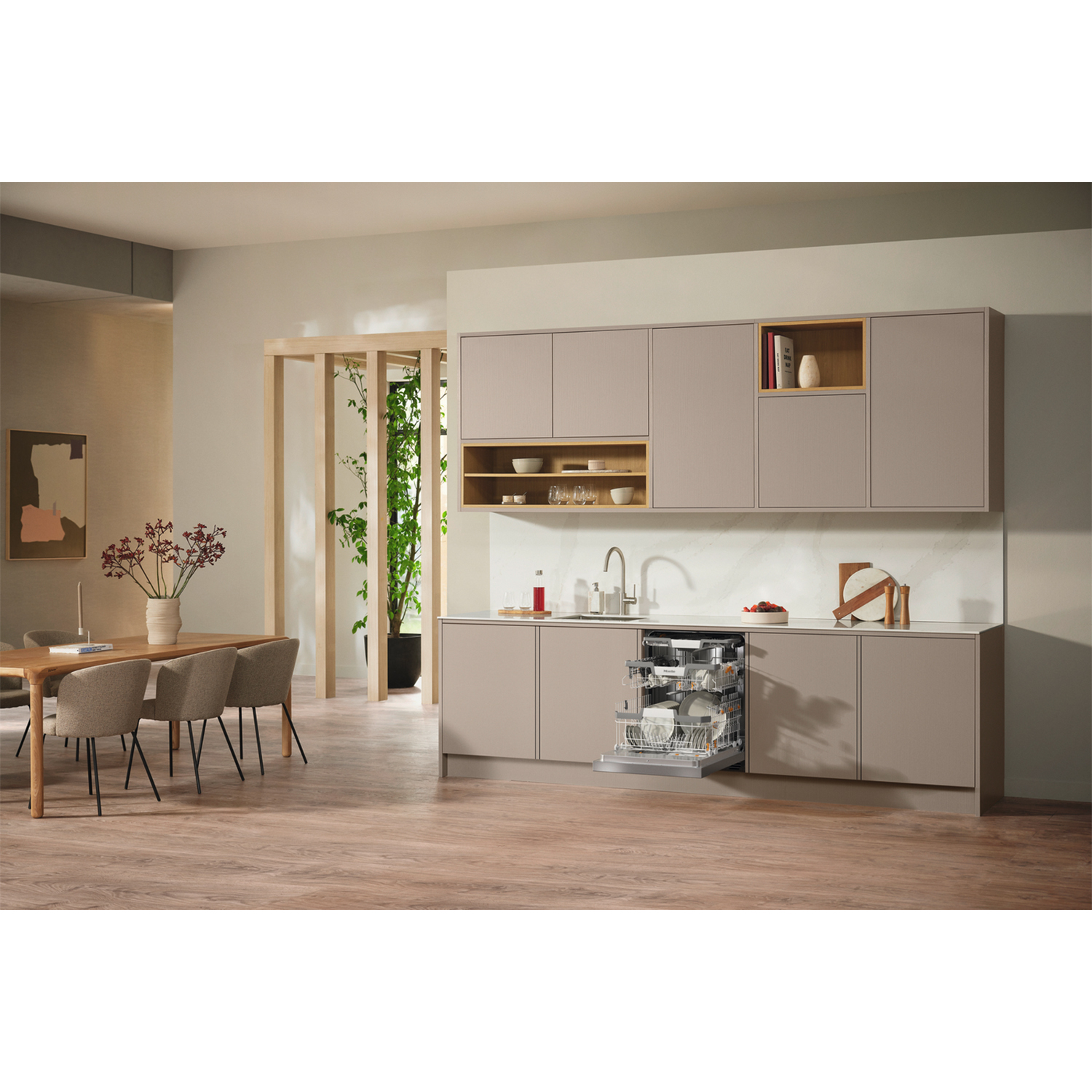 Scena cucina con lavastoviglie aperta, armadi, tavolo da pranzo e pavimento in legno.