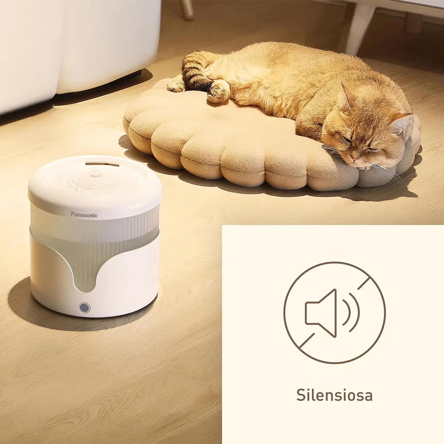 Un gatto che dorme su un lettino per animali, accanto a un purificatore d'aria bianco con icona 'silenziosa'.