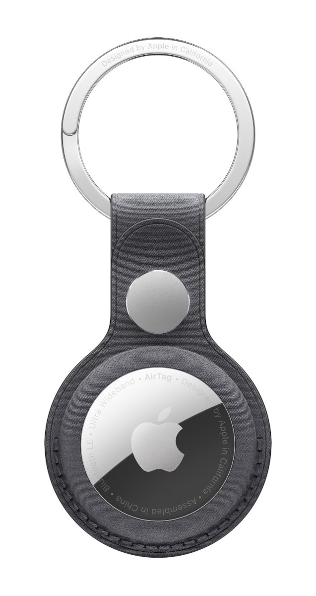 Apple AirTag z pętlą ze skóry w kolorze ciemnoszarym. Jest srebrny i biały z logo Apple pośrodku.