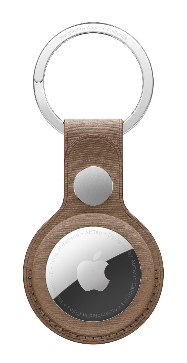 Brązowy skórzany Apple AirTag ze srebrnym brelokiem i logo Apple.