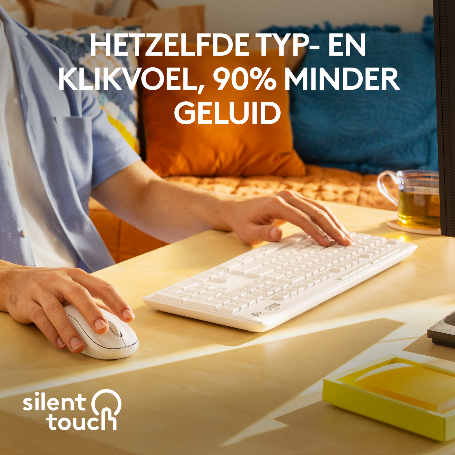 Handen op wit toetsenbord met een muis. Tekst onderaan: silent touch. Houten bureau.