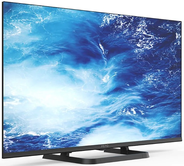 Duży ekran telewizora wyświetla niebieskie fale wody. Telewizor stoi na stojaku, białe tło.