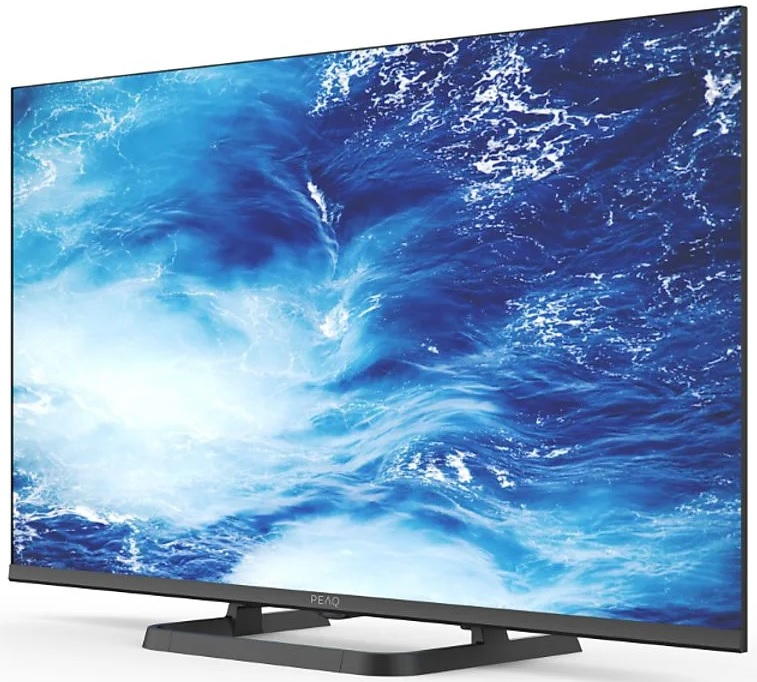 Ekran telewizora z niebieską wodą i białymi falami. Telewizor stoi na czarnym stojaku.