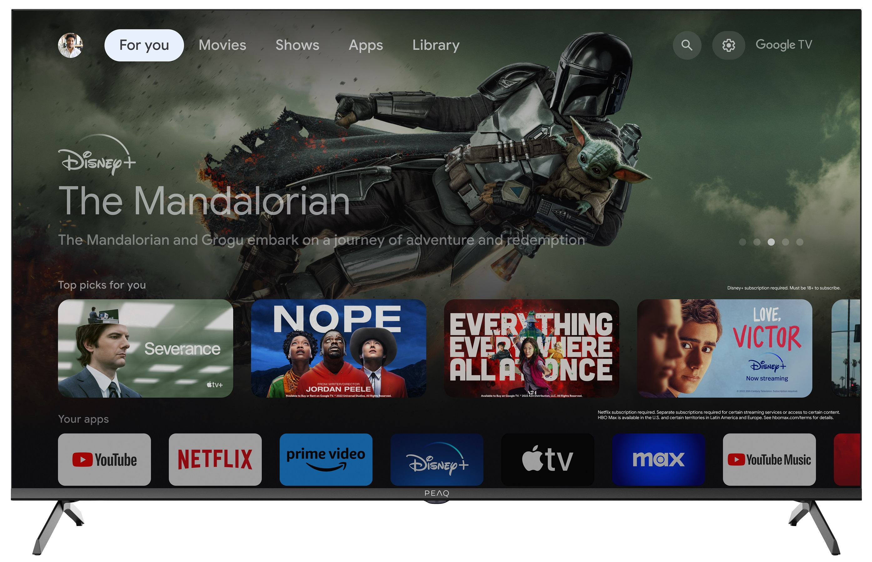 Telewizor Smart TV wyświetlający 'The Mandalorian' na Disney+. Różne ikony aplikacji poniżej, na białym tle.