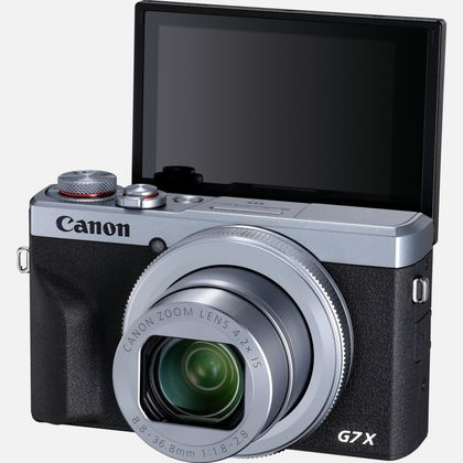 Canon G7 X Kamera mit hochklappbarem Bildschirm. Schwarzer Körper, silberner Deckel und Objektiv.