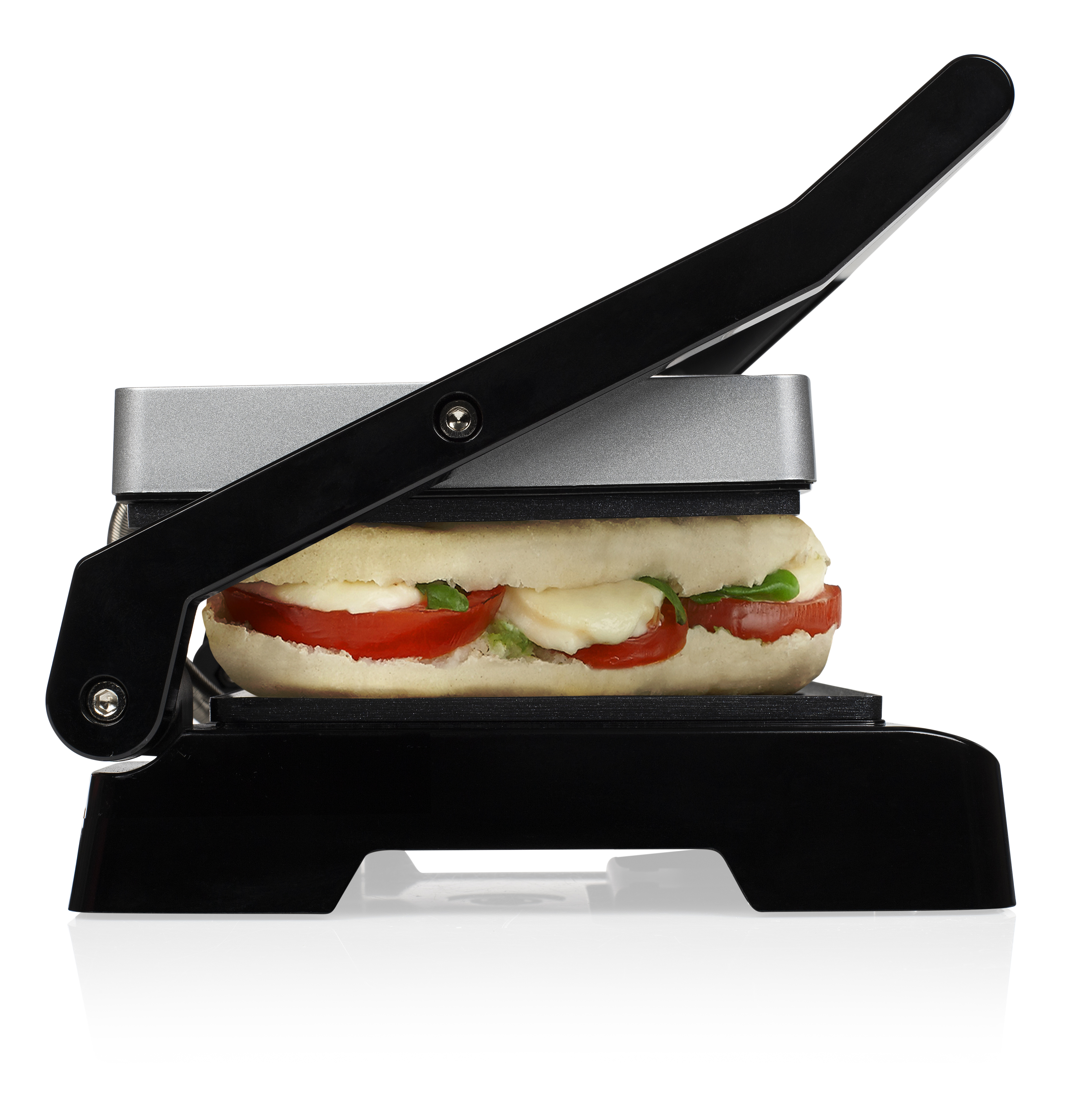 Sandwichpresse mit Sandwich darin, bereit zum Pressen.