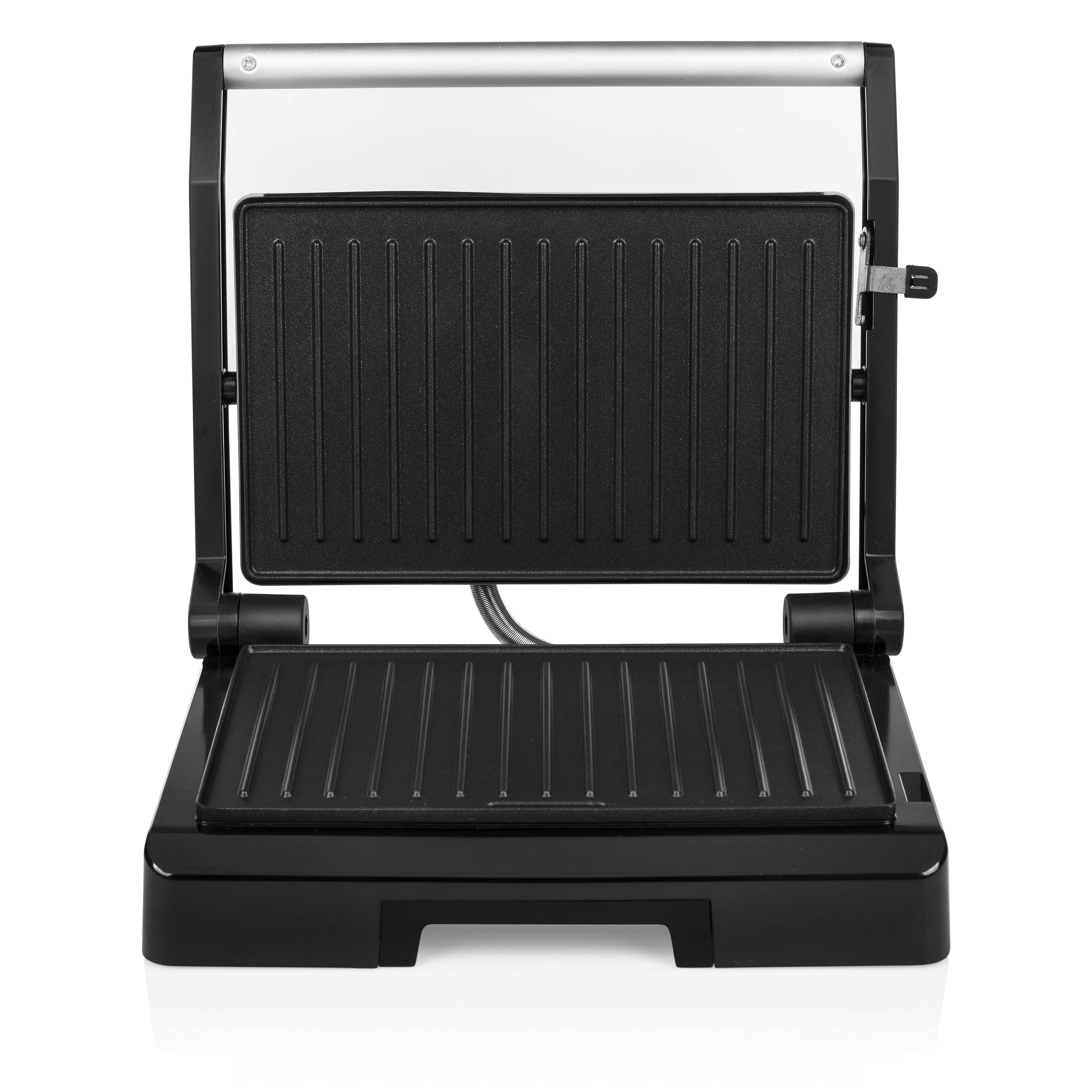 Eine offene, schwarze und silberne Panini-Presse wird gezeigt, bereit für den Einsatz.