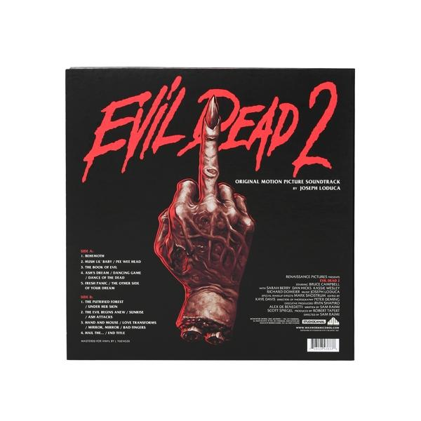 Rückseite des Evil Dead 2-Soundtracks. Eine Hand, die den Mittelfinger zeigt, rot und schwarz.
