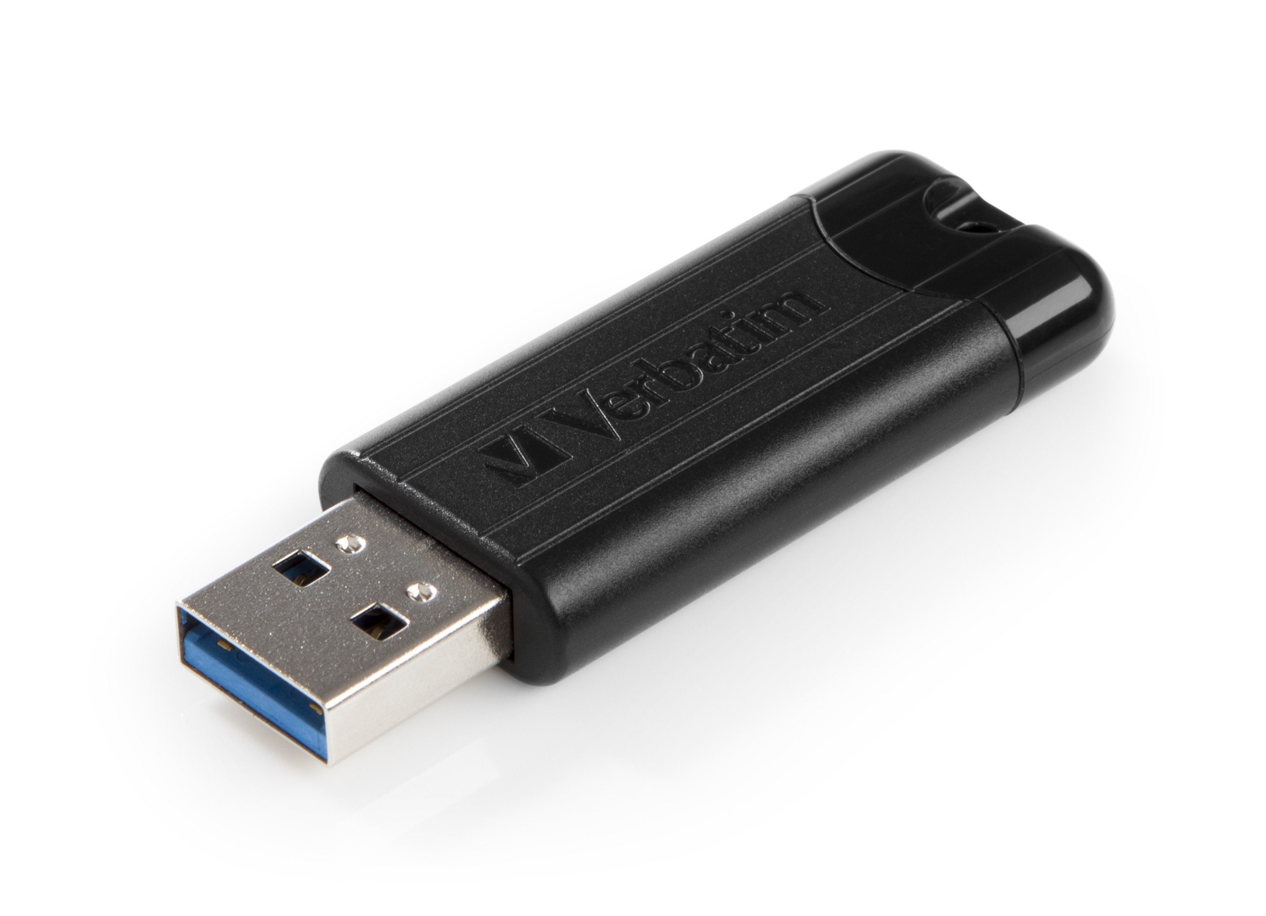 Schwarzer Verbatim USB-Stick. Das USB-Ende ist blau. Weißer Hintergrund.