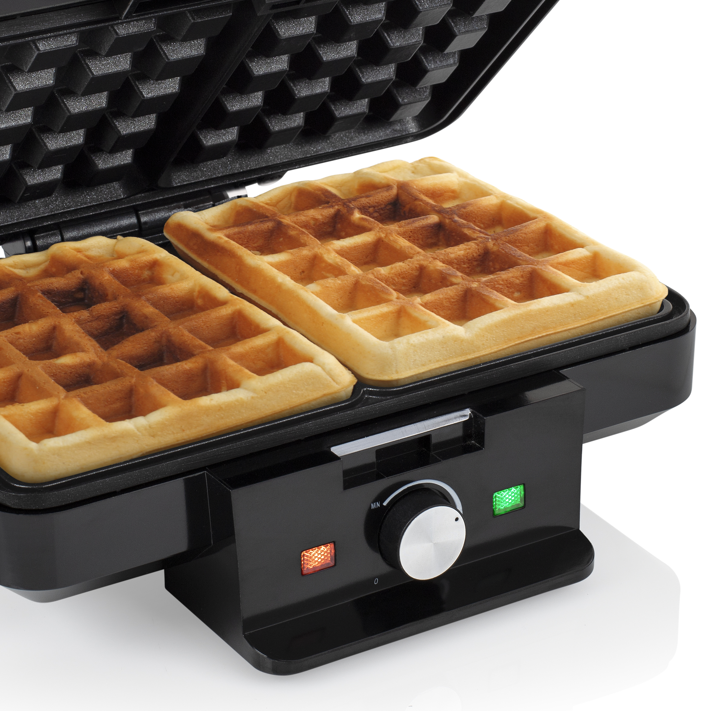 Ein schwarzer Waffeleisen mit zwei goldbraunen Waffeln, servierfertig.