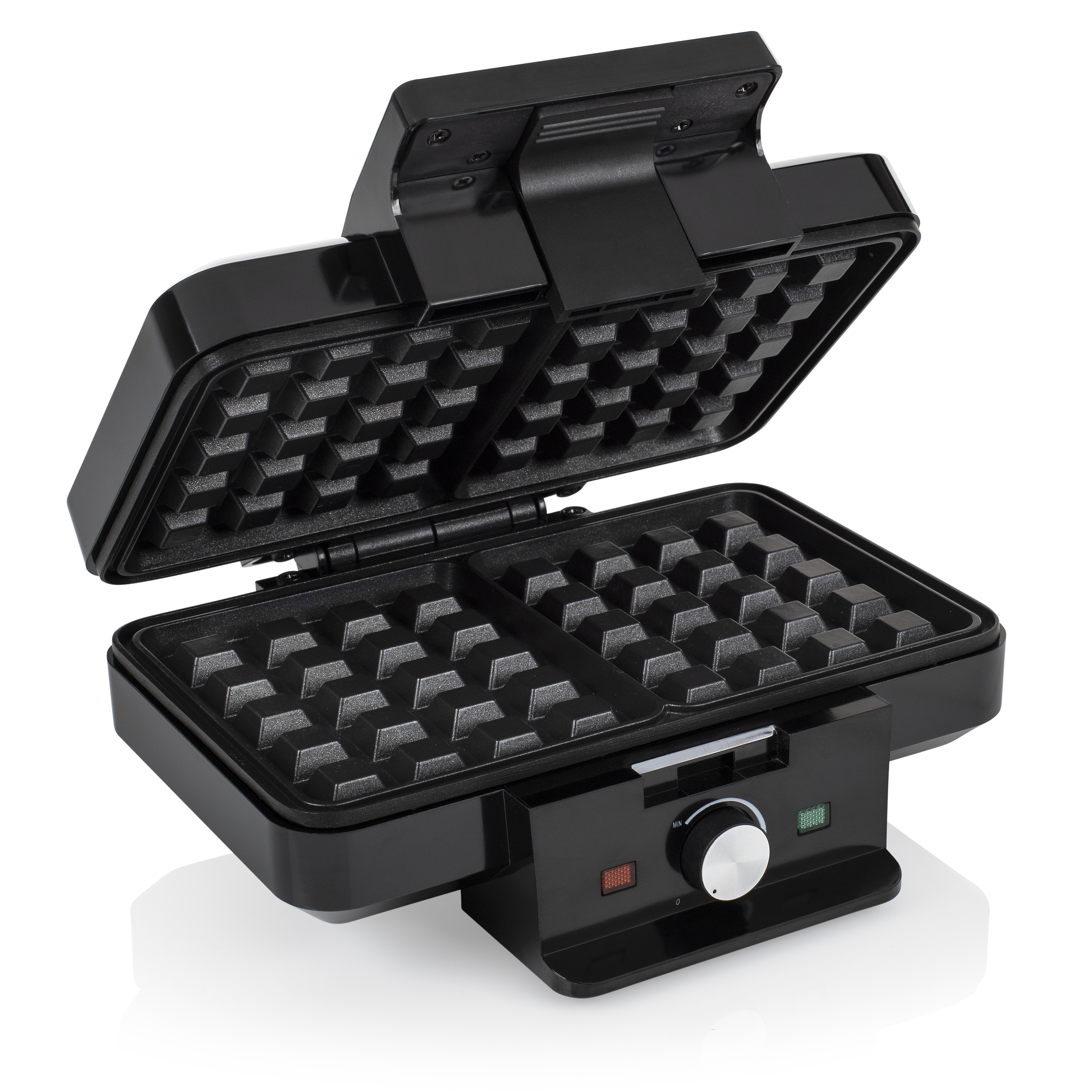 Schwarzer Waffeleisen, geöffnet. Die Waffelplatten haben quadratische Muster. Weißer Hintergrund.