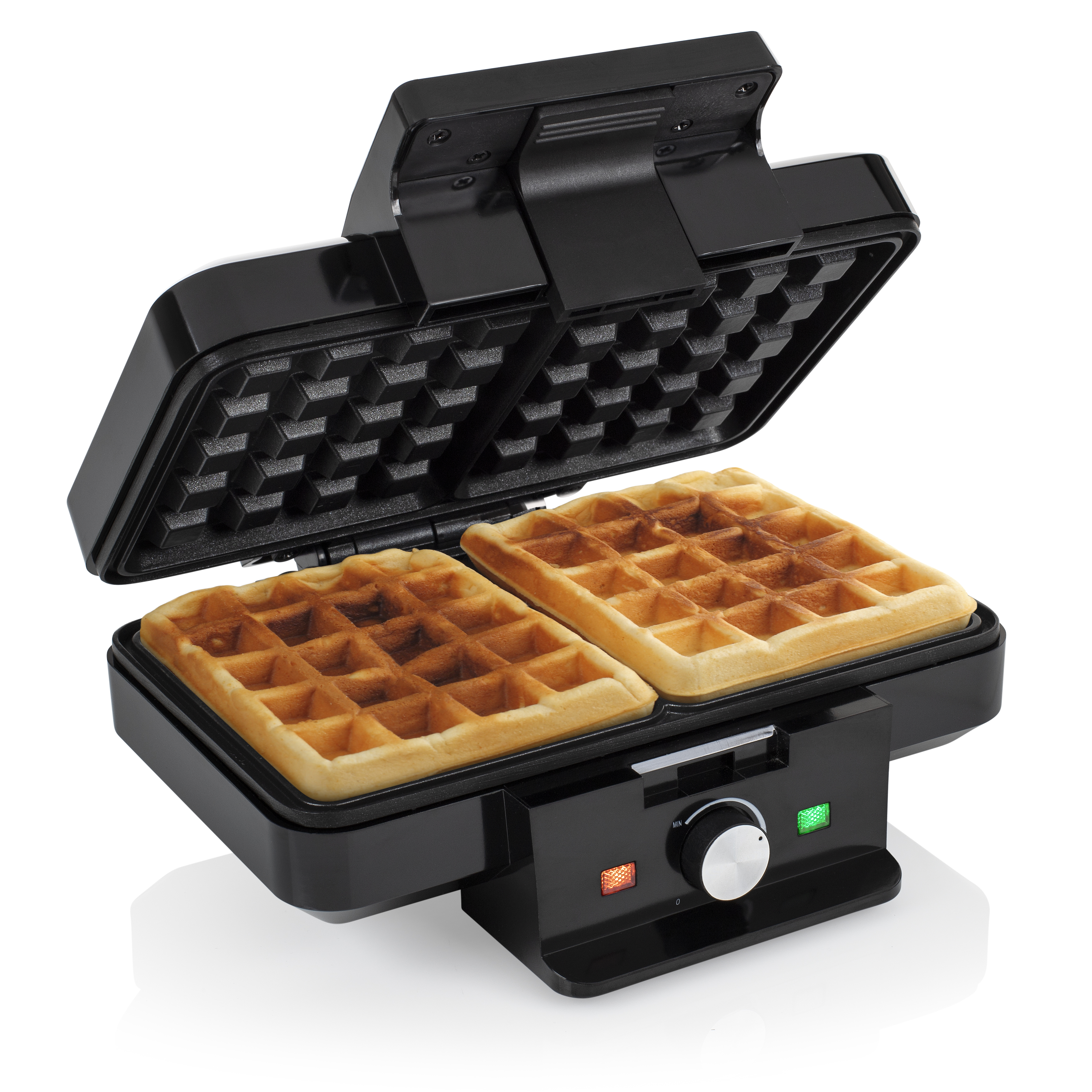 Ein schwarzer Waffeleisen mit Waffeln darin, das den Kochvorgang auf weißem Hintergrund zeigt.