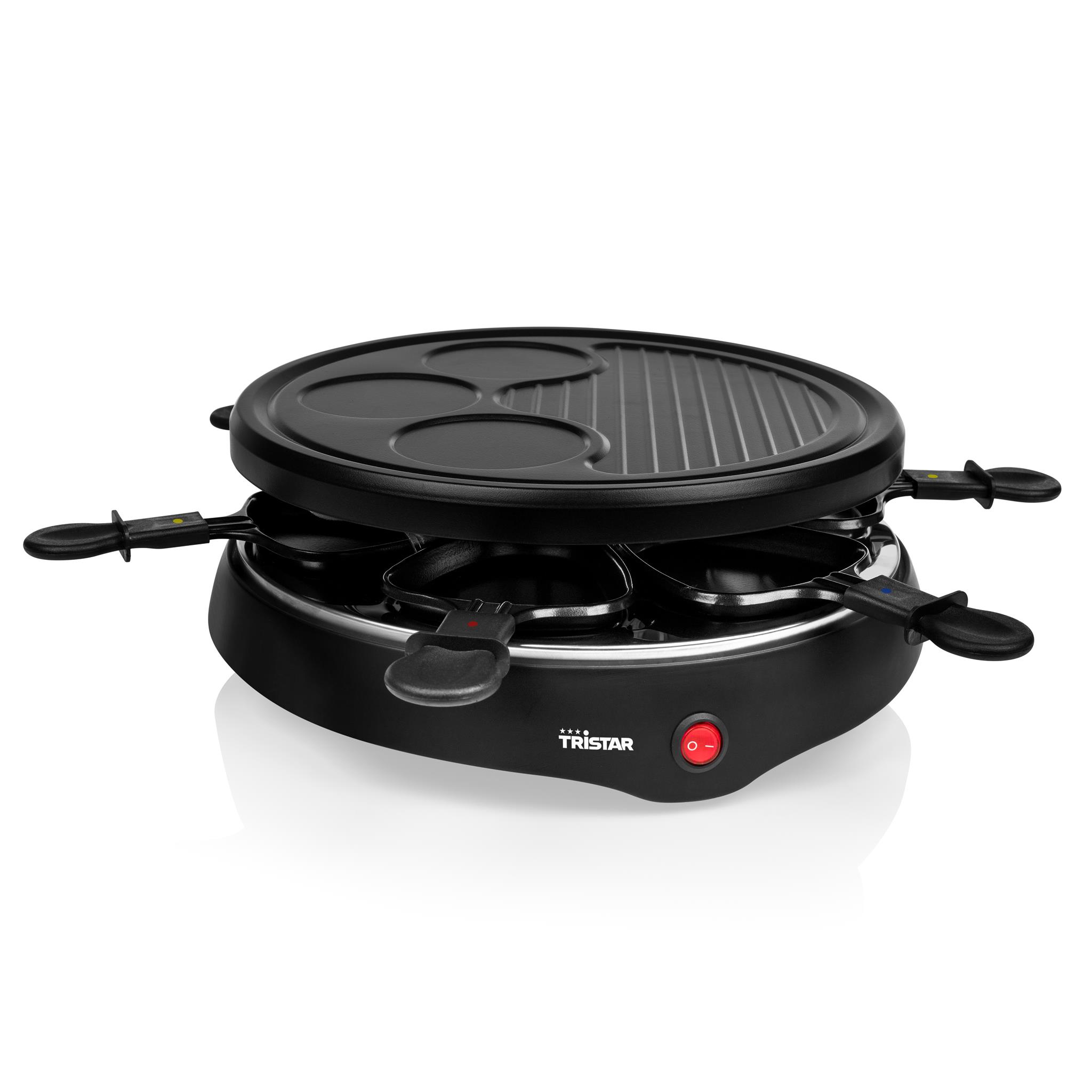 Schwarzer Tristar-Raclette-Grill auf Weiß. Der Grill hat eine obere Grillplatte, untere Schalen und einen roten Ein-/Ausschalter.