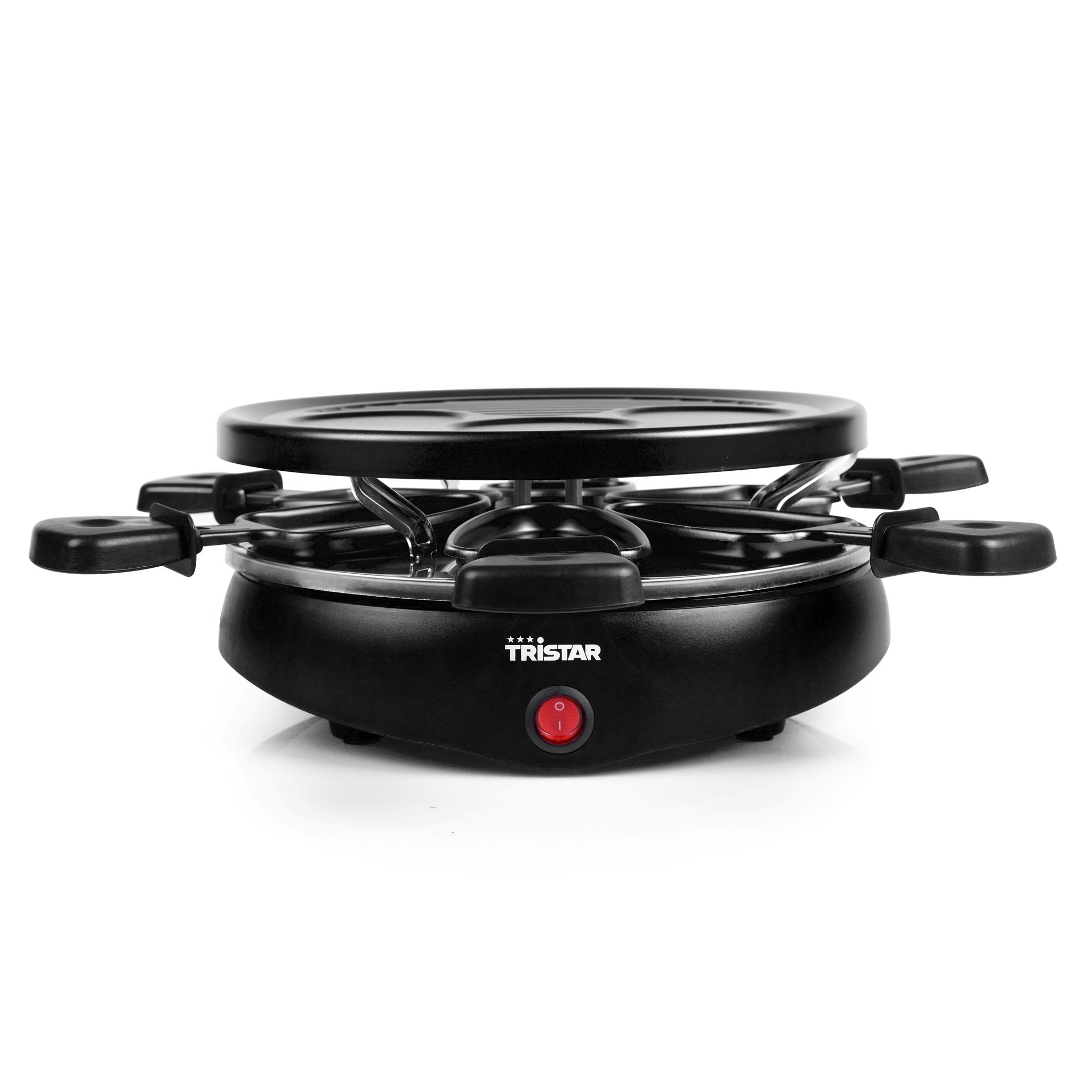 Ein schwarzer Tristar-Raclette-Grill auf weißem Hintergrund. Verfügt über eine runde Oberseite mit Griffen und einen roten Einschaltknopf.
