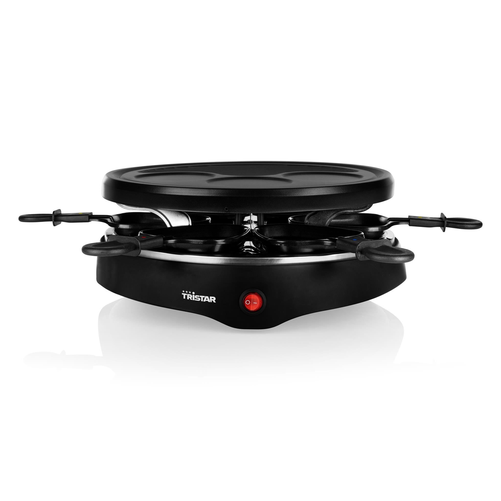 Ein schwarzer Tristar-Raclette-Grill. Es hat eine obere Grillplatte, mehrere kleine Pfannen und einen roten Ein-/Ausschalter.