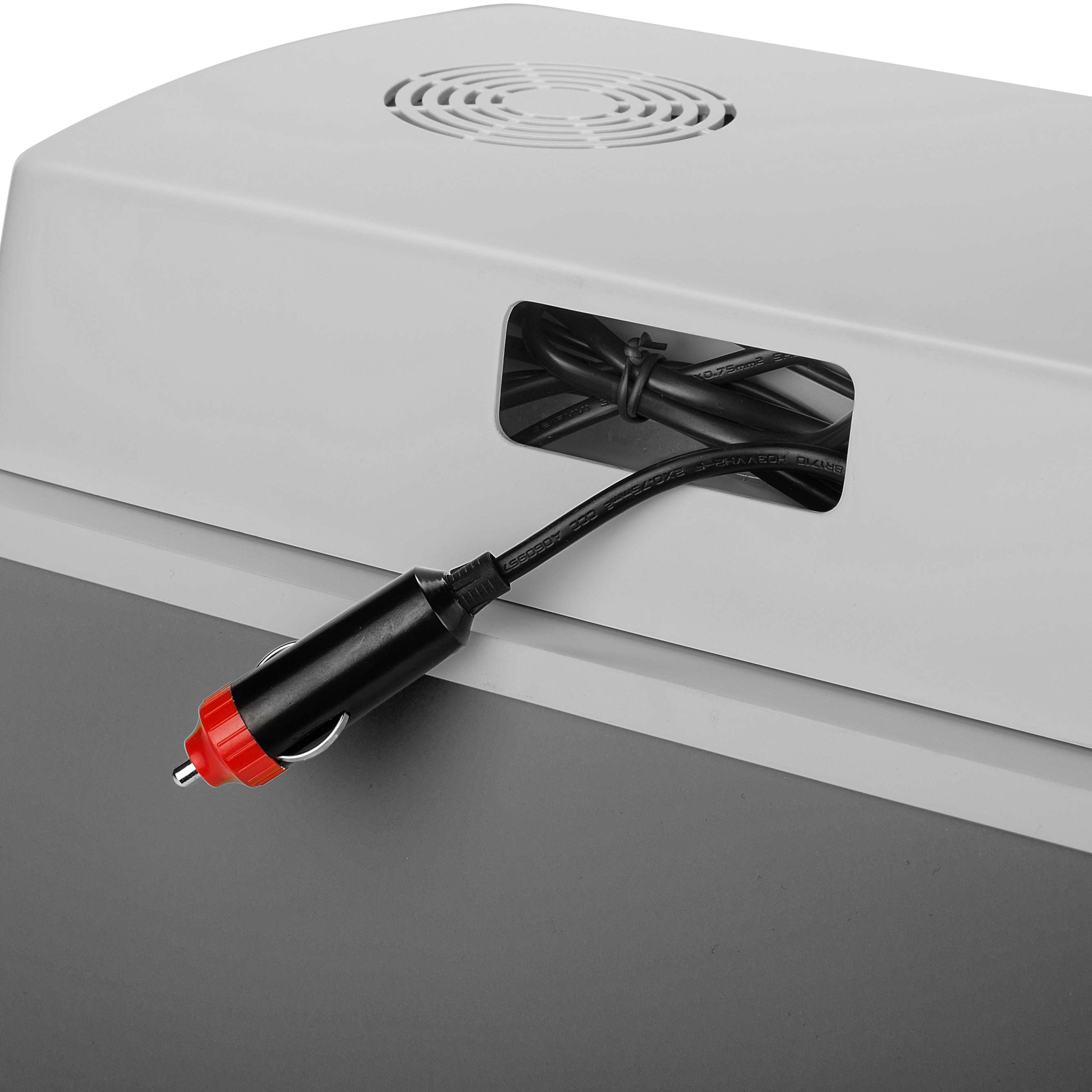 Nahaufnahme eines tragbaren Kühlschranks mit Netzkabel und Zigarettenanzünderadapter.