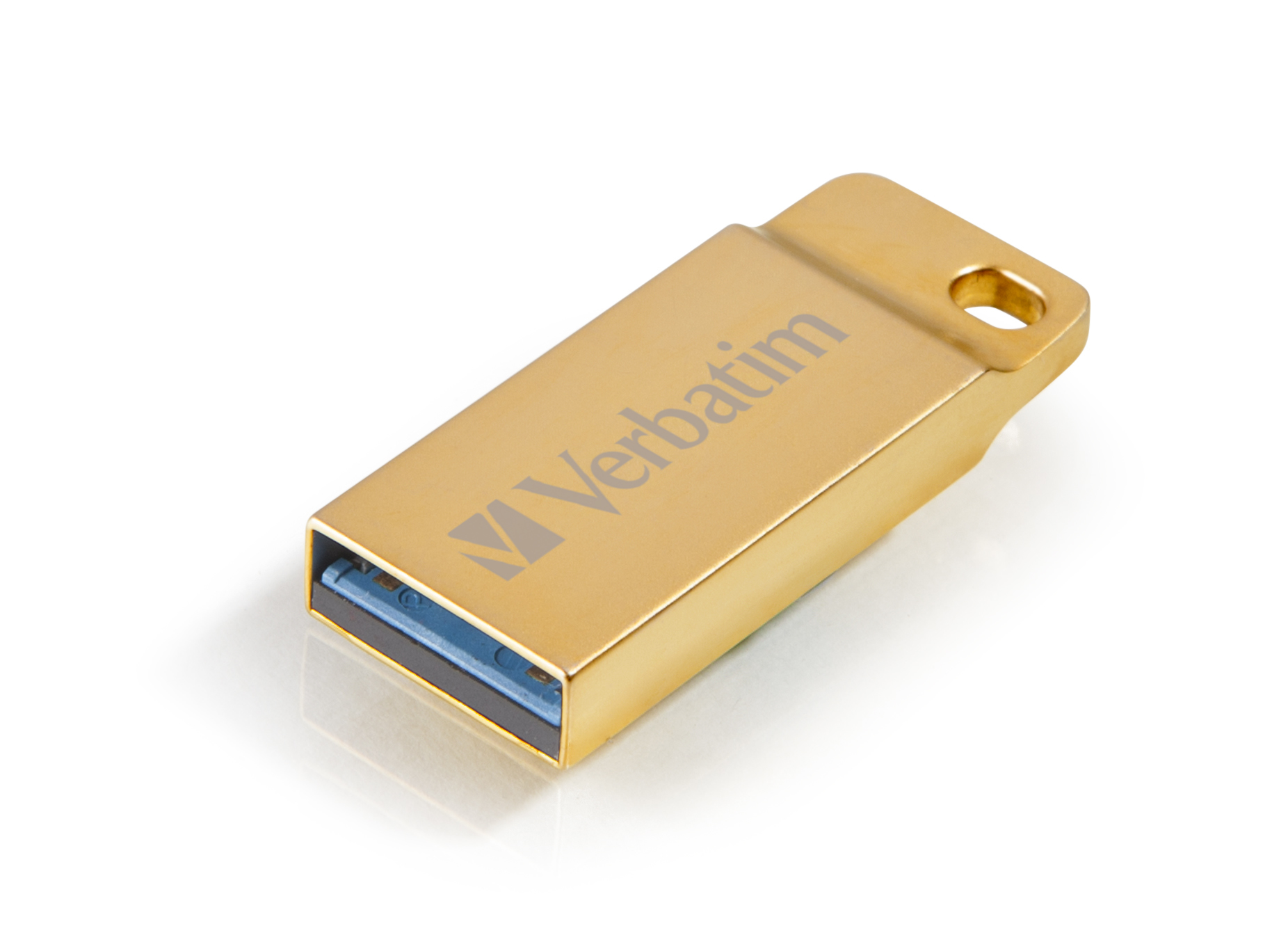Ein goldener Verbatim USB-Stick auf weißem Untergrund. Der USB-Anschluss ist sichtbar.