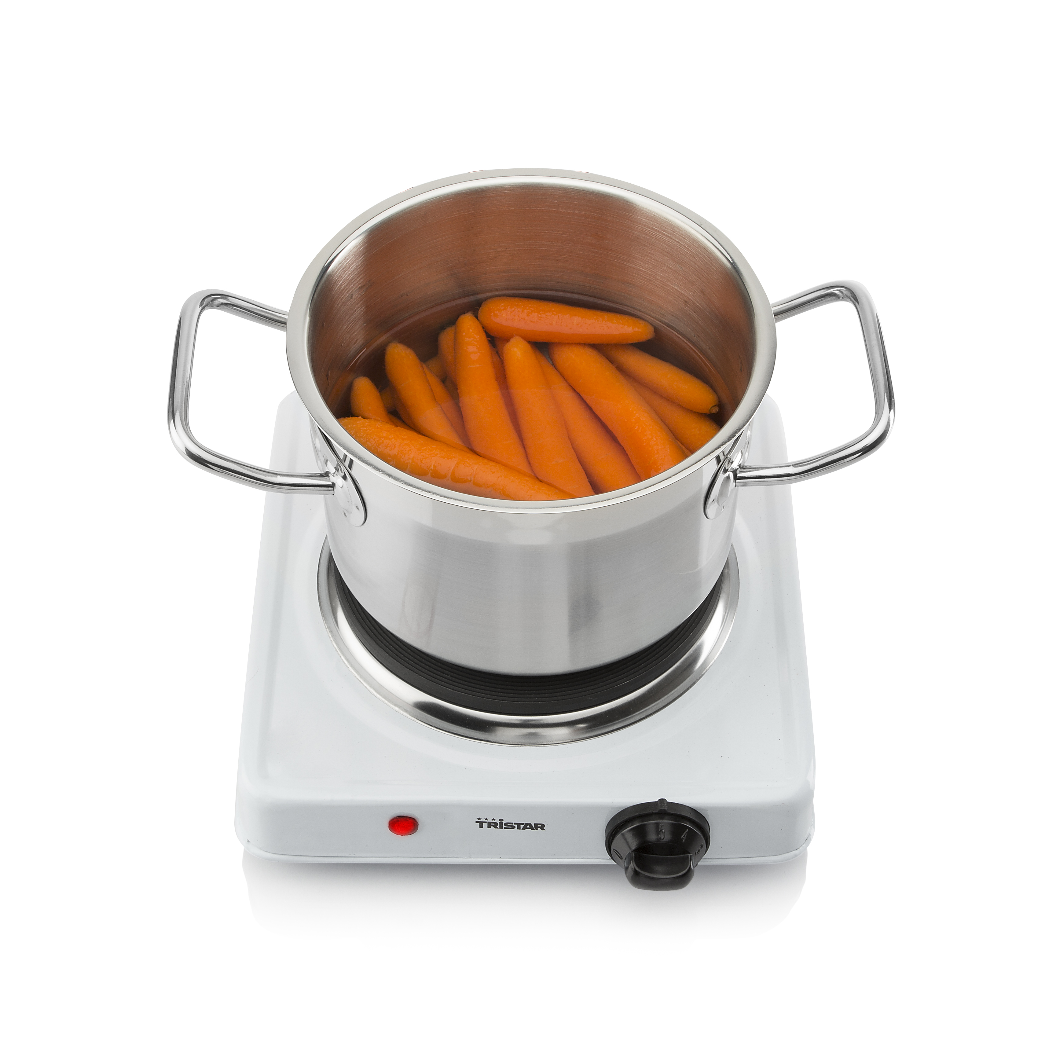 Karotten kochen in einem Edelstahltopf auf einer weißen Kochplatte.