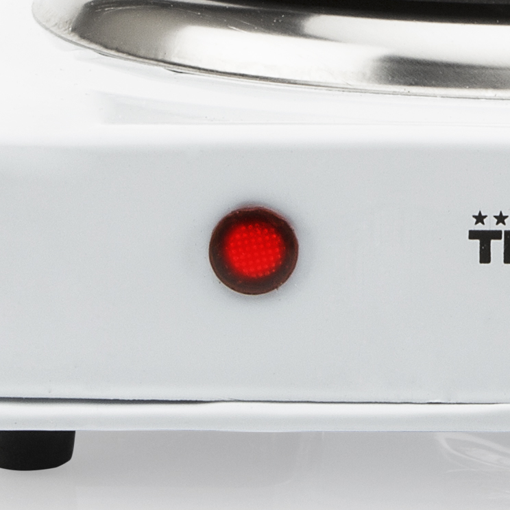 Nahaufnahme eines weißen Elektroherds mit rotem Licht. Der Herd ist sauber und modern.