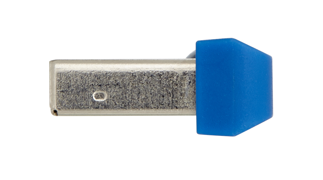 Metall-USB-Anschluss mit blauem Kunststoffdeckel auf weißem Hintergrund.