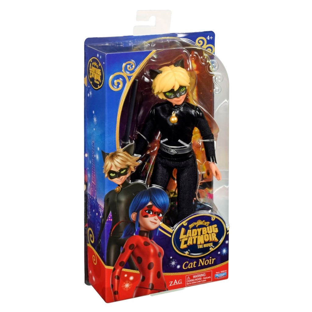 Figurka Cat Noir w pudełku z innymi postaciami z filmu.