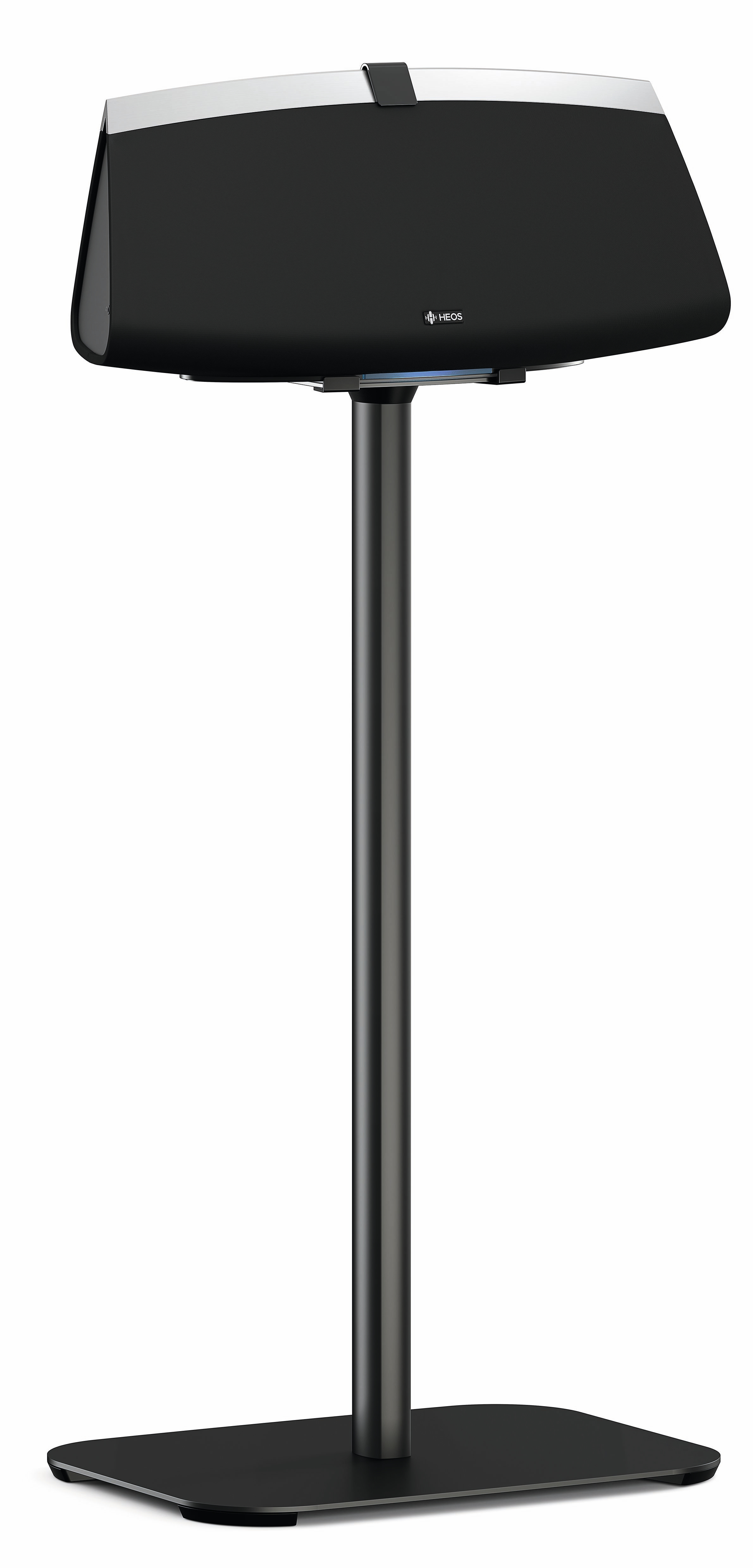 Zwarte en zilveren soundbar luidspreker op een zwarte standaard. Witte achtergrond.