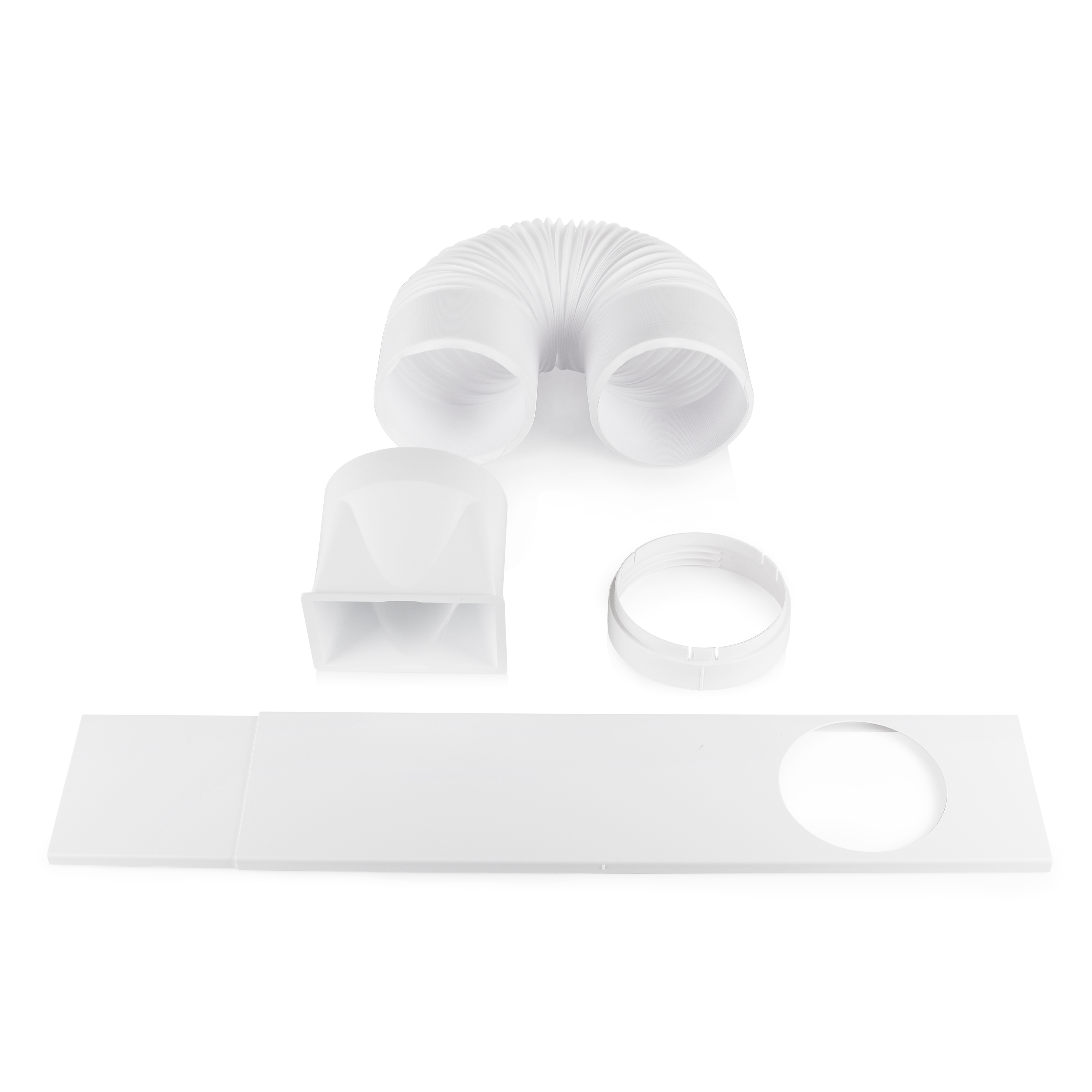 Tuyau flexible blanc et pièces pour un système de ventilation, disposés sur une surface blanche, vue de dessus.