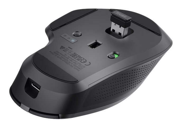 Spód czarnej myszy komputerowej.