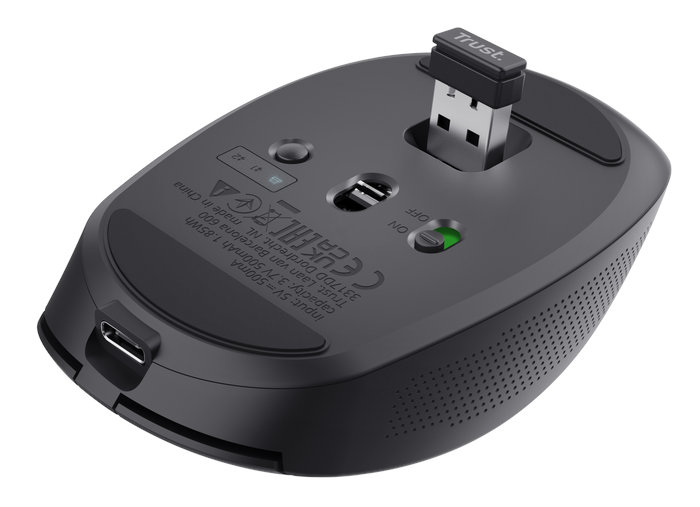 Czarna mysz komputerowa z włożonym odbiornikiem USB. Widoczny jest spód myszy.