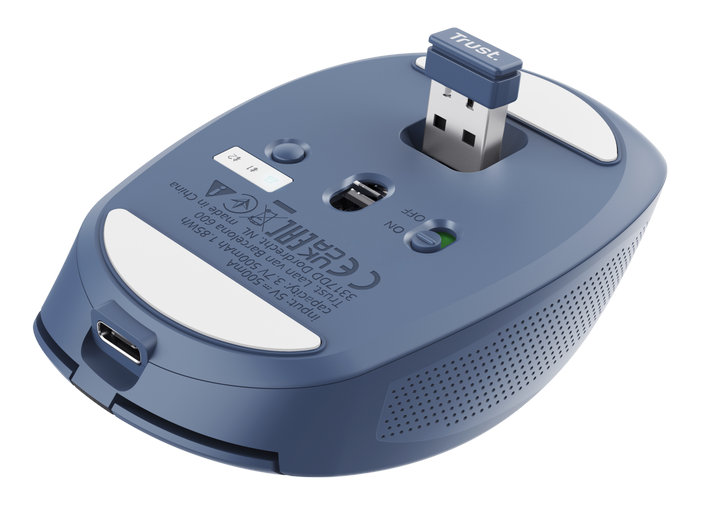 Spód niebieskiej myszy bezprzewodowej Trust. Wpięty odbiornik USB.