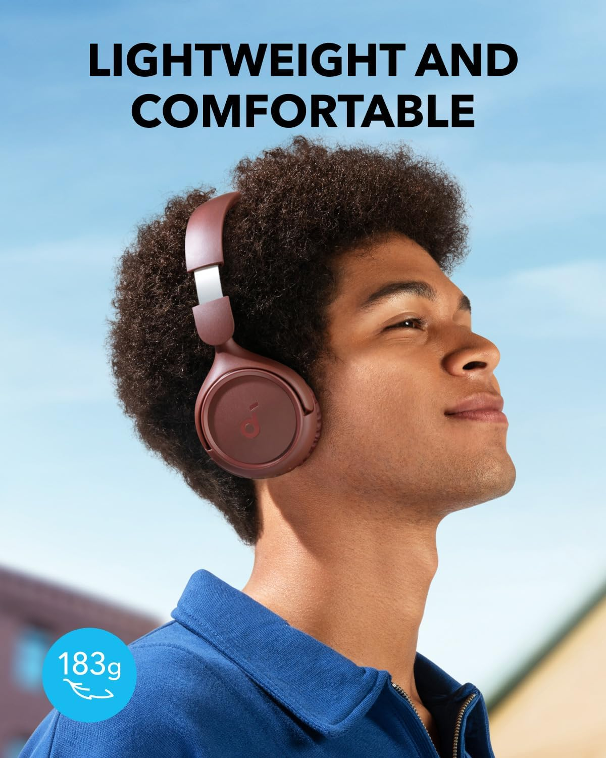 'LIGHTWEIGHT AND COMFORTABLE' yazılı bordo kulaklık takan bir adam.