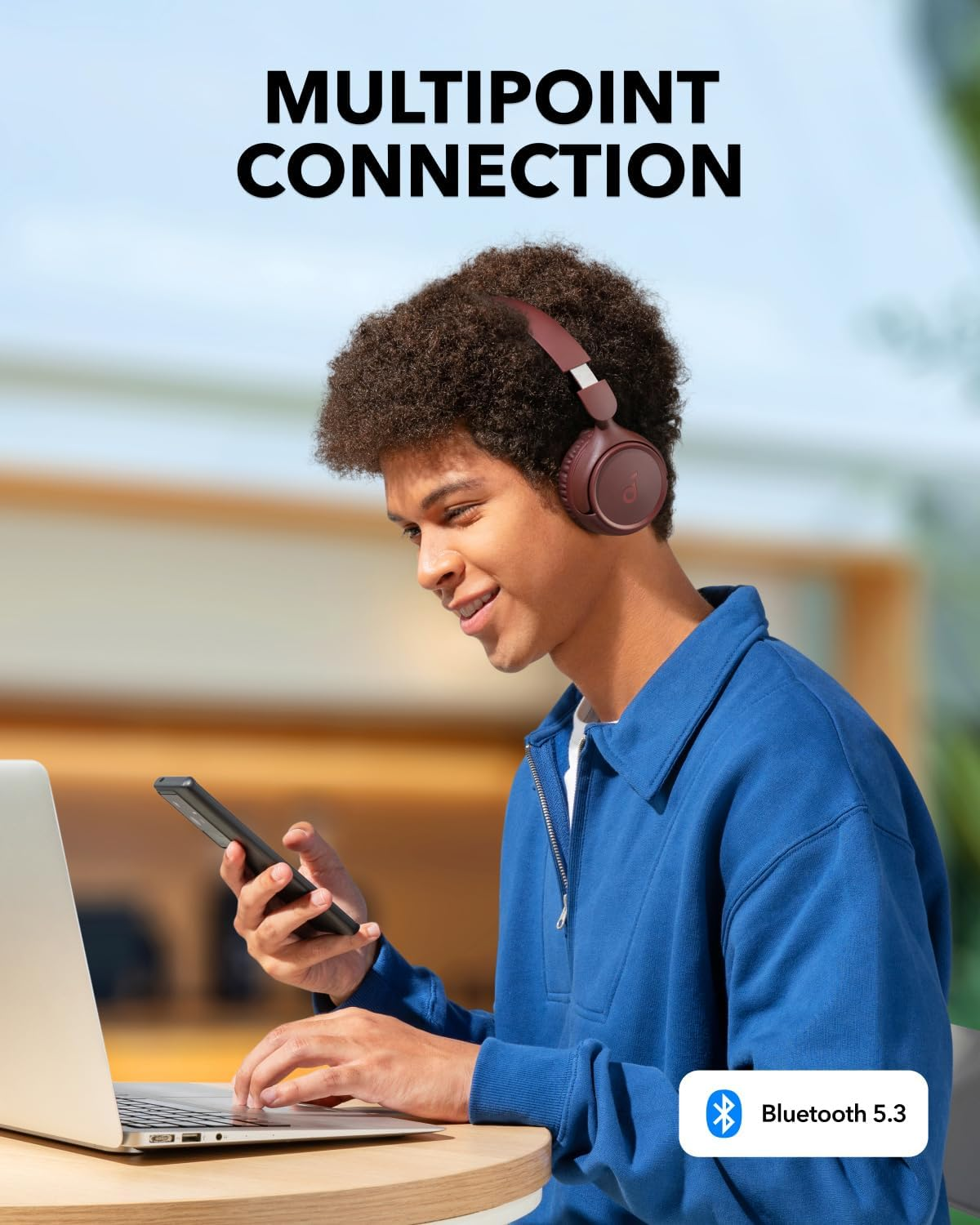 Kulaklık, dizüstü bilgisayar ve telefonlu adam. Metin: Multipoint, Bluetooth 5.3.