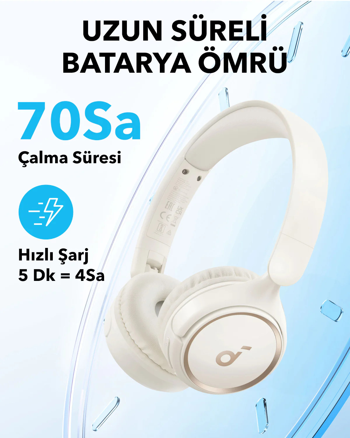 Altın vurgulu ve metinli beyaz kulaklıklar, mavi zemin ve hızlı şarj bilgileri.