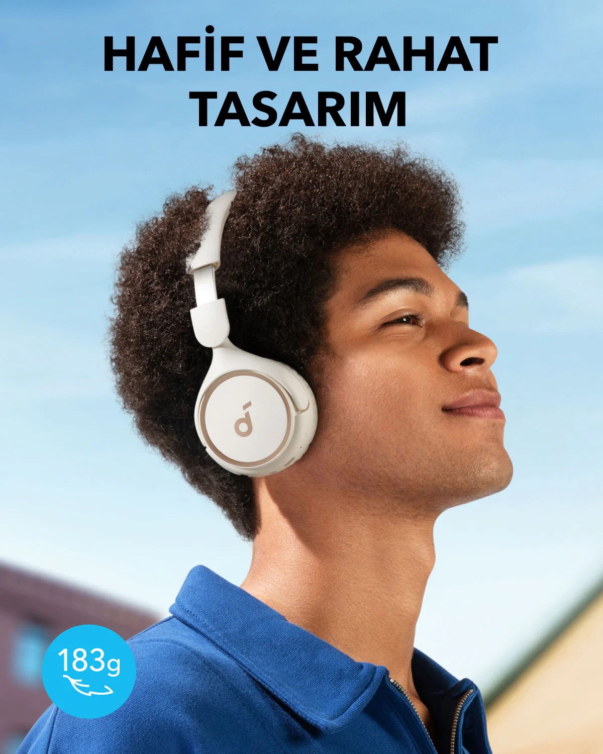 Beyaz kulaklık takan bir kişi. Kulaklıklar bir kişinin başı ve boynunda. Arka planda gökyüzü var.