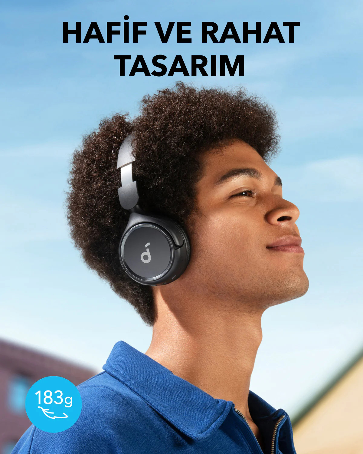 Siyah kulaklık takan ve mavi bir gömlek giyen bir adam. Yukarıdaki metin 'Hafif ve rahat tasarım' diyor.