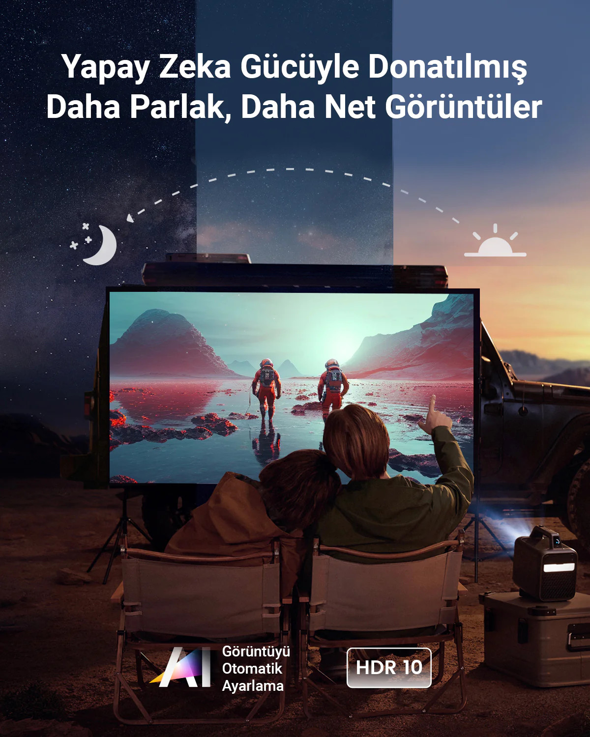 Dışarıda, gece film izleyen insanlarla bir TV ekranı gösteren bir sahne.