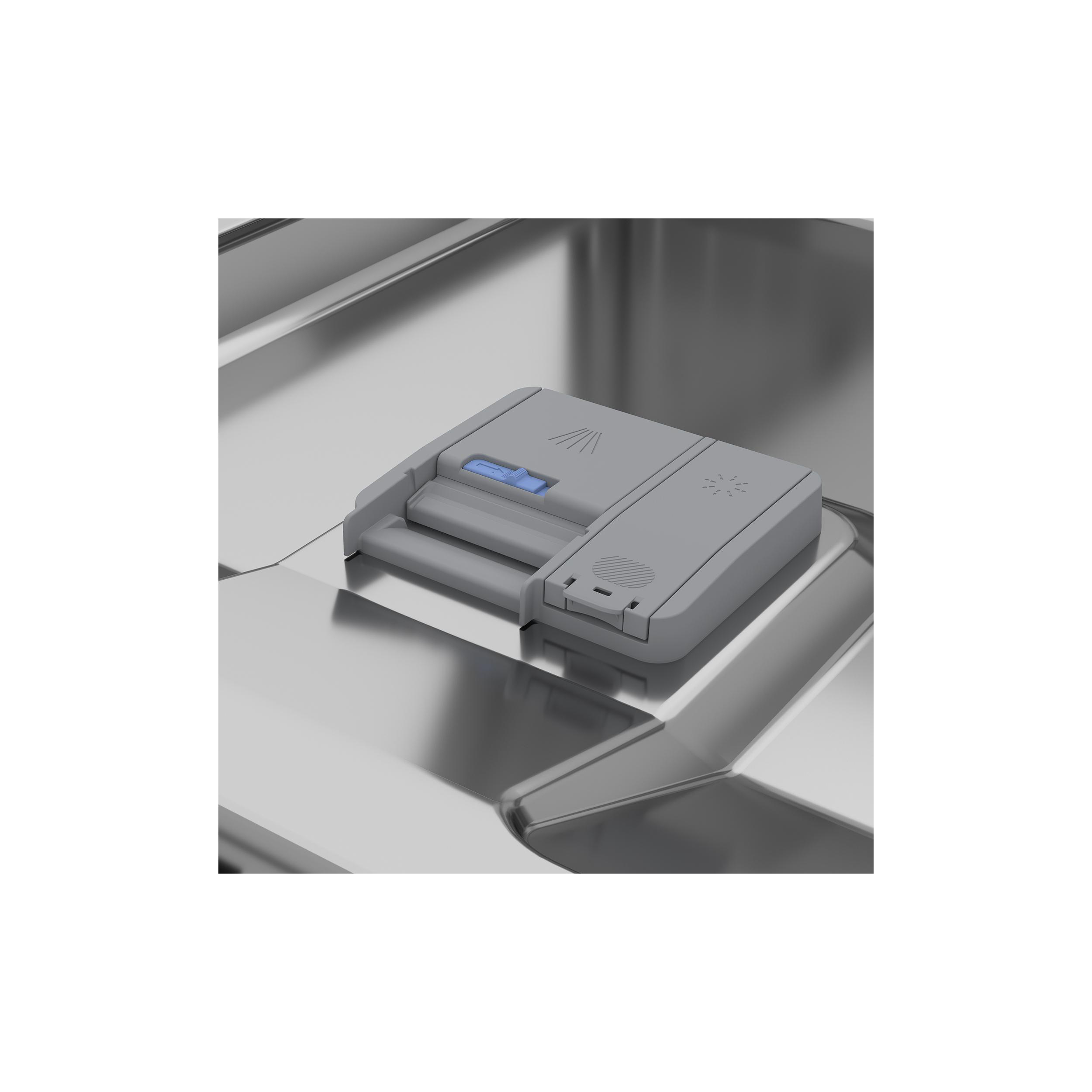 Geschirrspülerfach mit grauem Spülmittelspender.