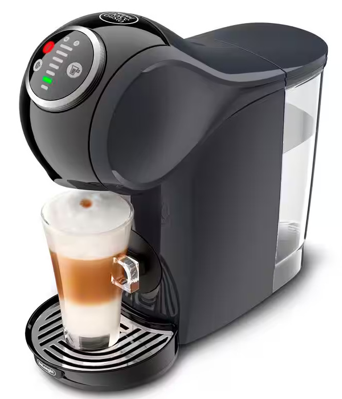 Widoczny jest czarny ekspres do kawy ze szklanką warstwowej kawy, czarną podstawą i zbiornikiem na wodę.