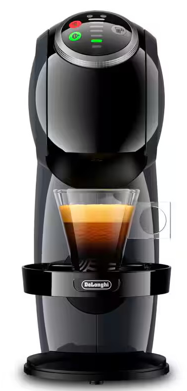 Czarny ekspres do kawy DeLonghi ze szklanką kawy na czarnym uchwycie.