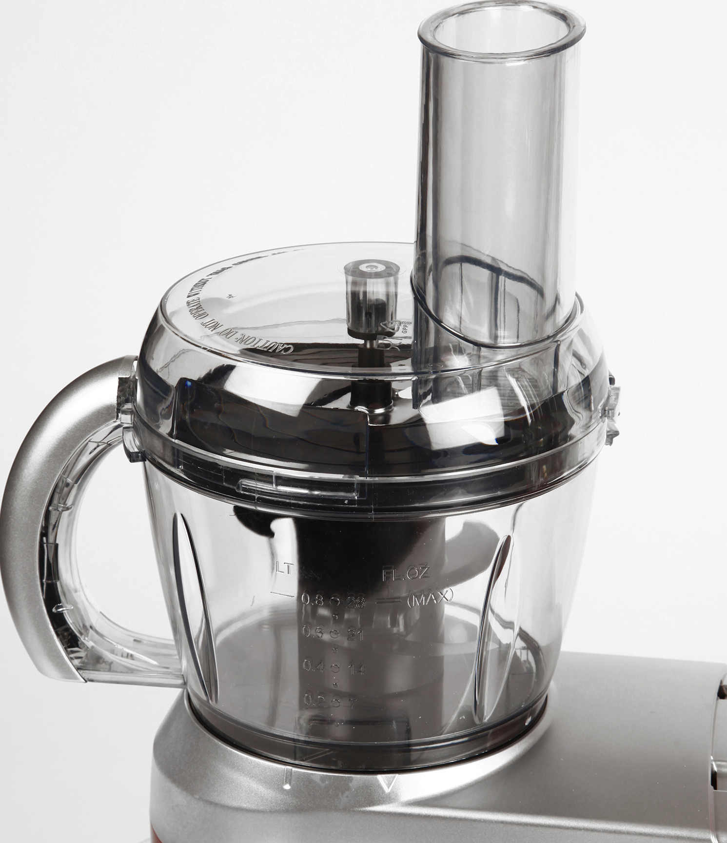 Robot culinaire avec bol et couvercle en plastique transparent, lame en acier inoxydable.