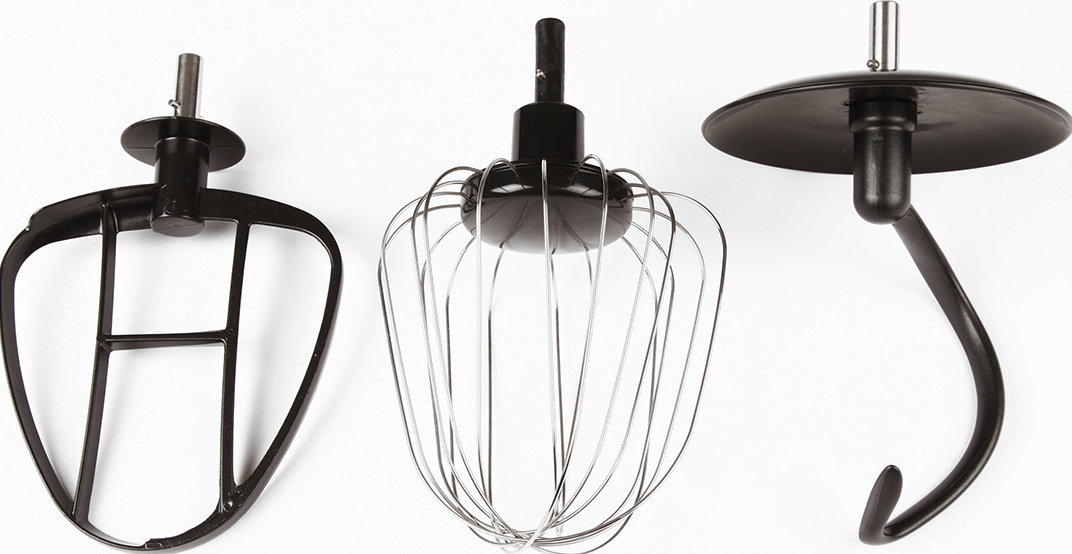Trois accessoires de mixeur noirs : un batteur, un fouet et un crochet pétrisseur, sur fond blanc.