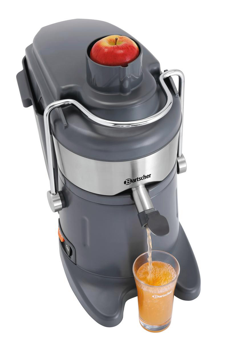 Ein Entsafter extrahiert Saft aus einem Apfel in ein Glas. Der Entsafter ist grau und Stahl.