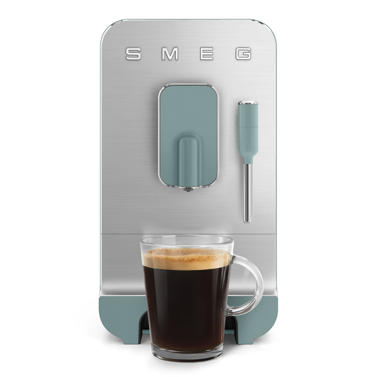 Eine Smeg Kaffeemaschine mit einem Glas Kaffee. Die Maschine ist hellblau und silber.
