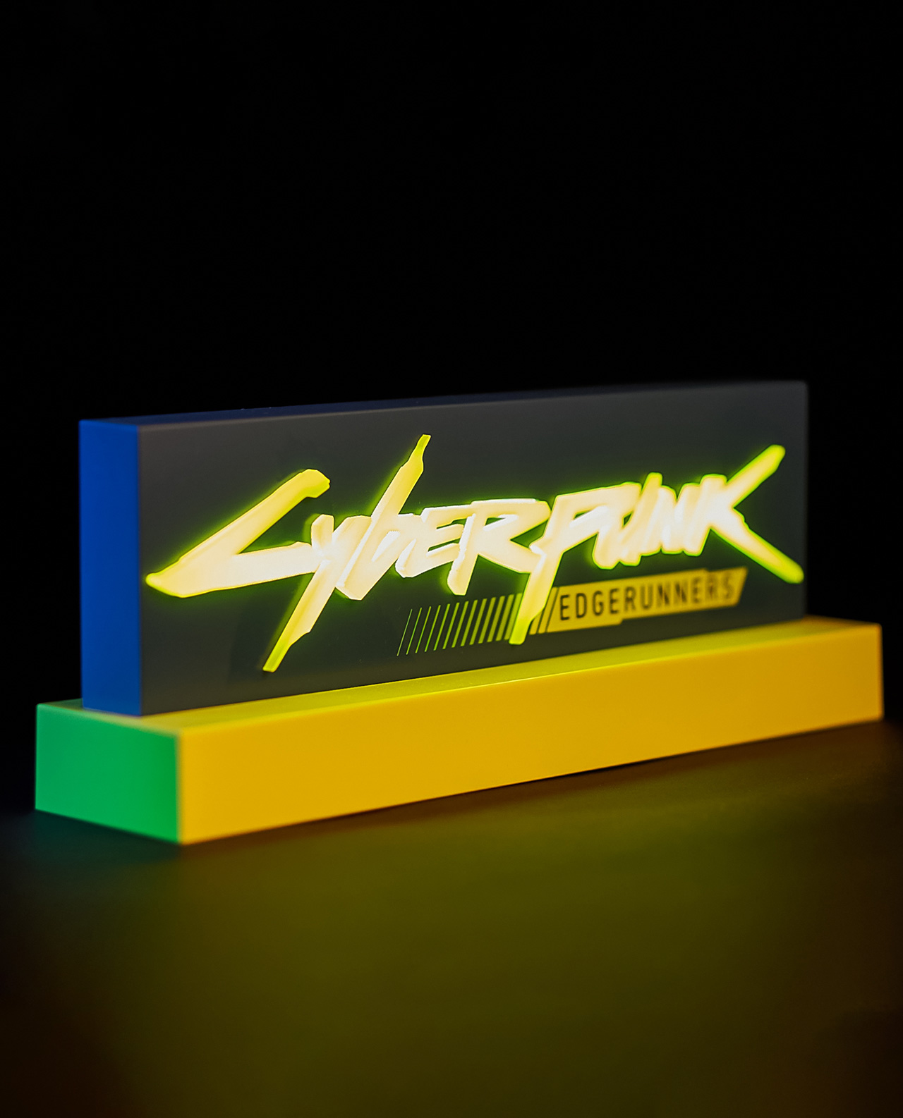 Cyberpunk Edgerunners beleuchtetes Logo auf einem Ständer, schwarzer Hintergrund.