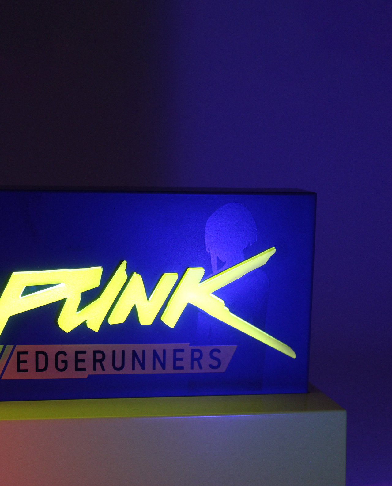 Beleuchtetes Schild für Cyberpunk Edgerunners. Das Schild ist blau, mit gelbem Text.