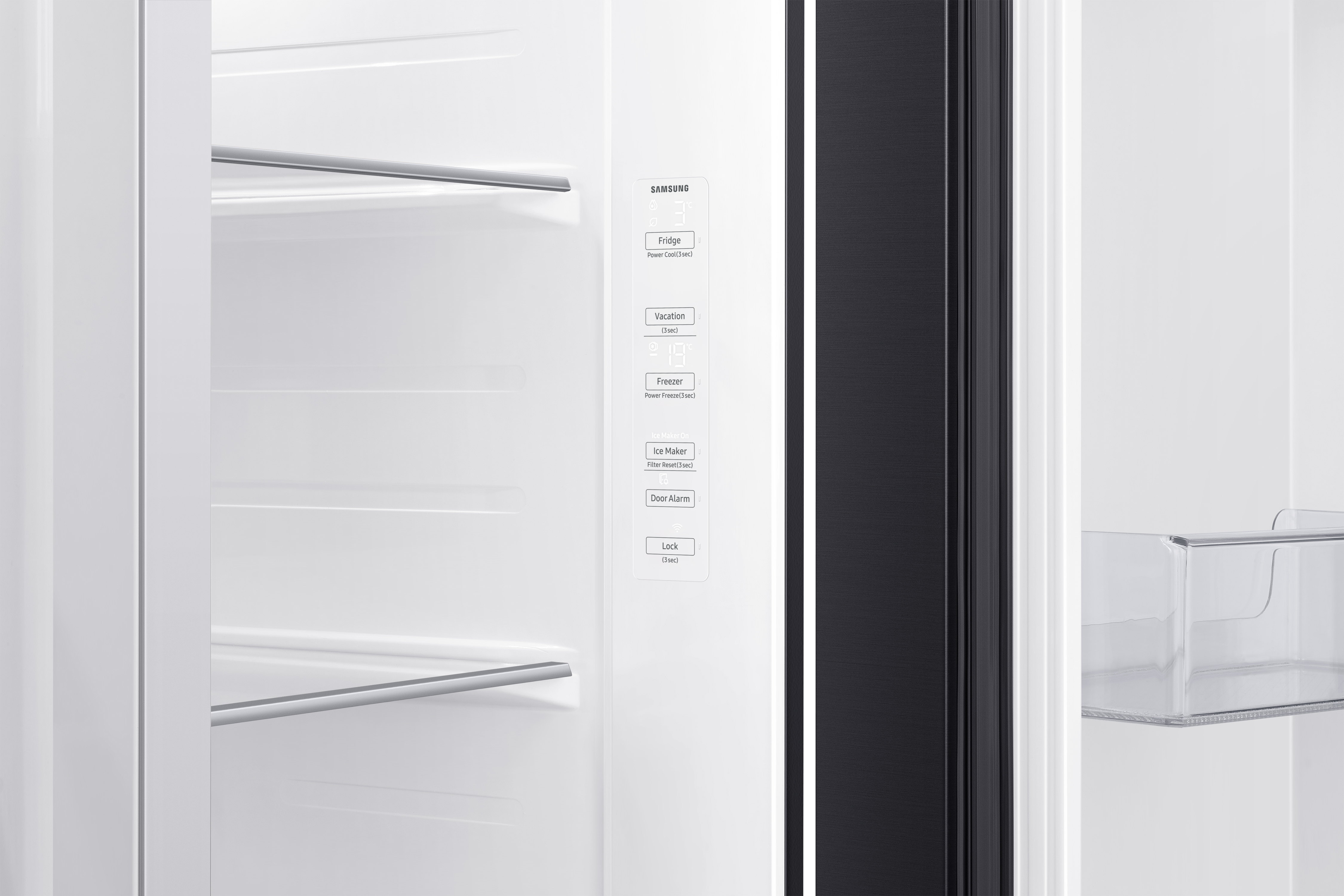 Offener weißer Samsung-Kühlschrank mit Regalen, Bedienelementen und Türalarm.