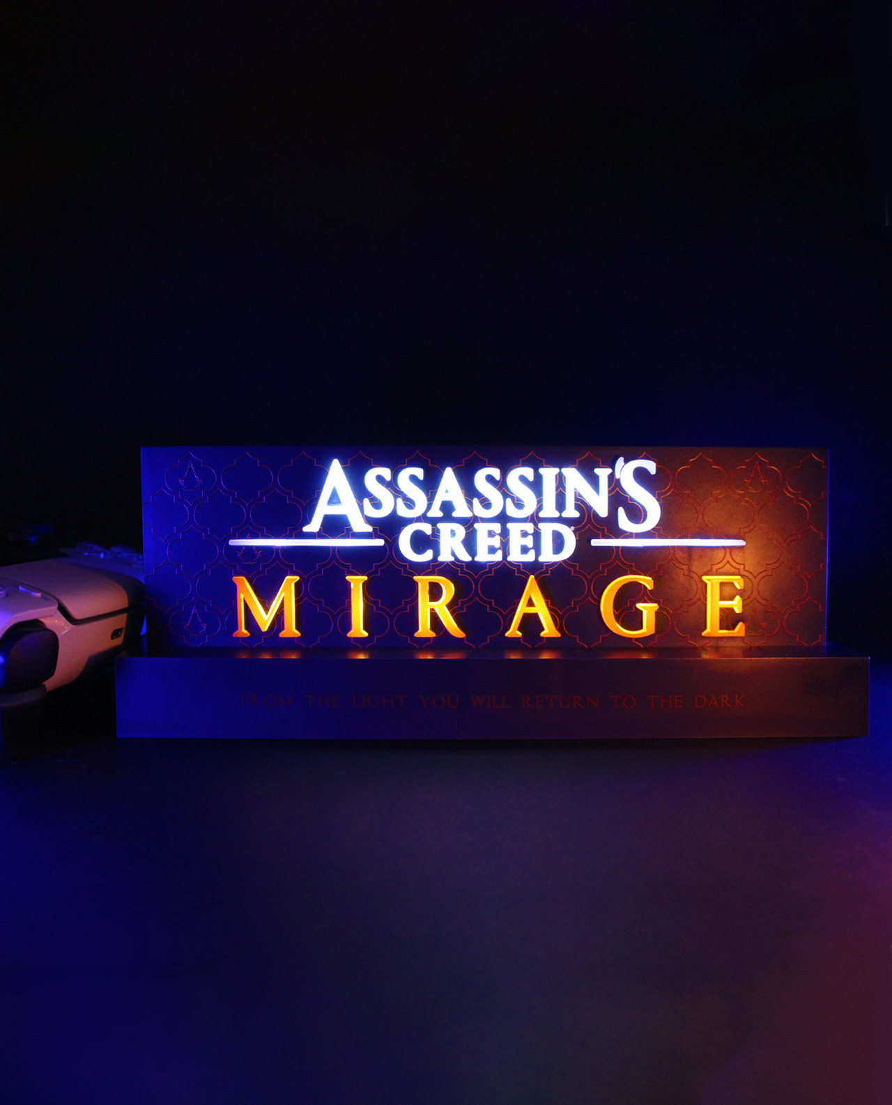 Assassin's Creed Mirage Schild. Das Schild ist mit dem Spieletitel beleuchtet. Der Hintergrund ist dunkel.